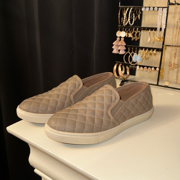 Steve Madden slip ons - Picture 1 of 4